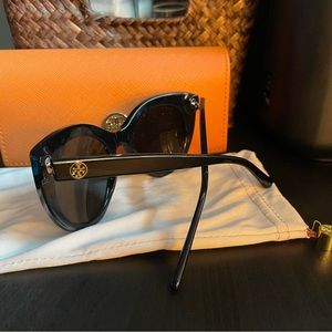 Tory Burch Black Round Oversized Sunnies
